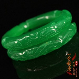 Emerald green jade bracelet, beautiful pattern